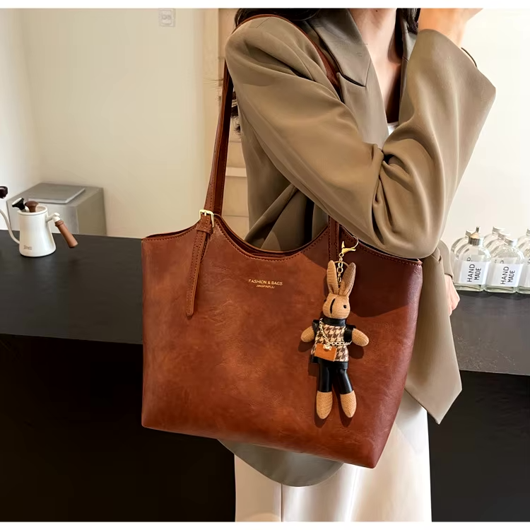 Tazia | Klassieke Shopper met Charm-Detail