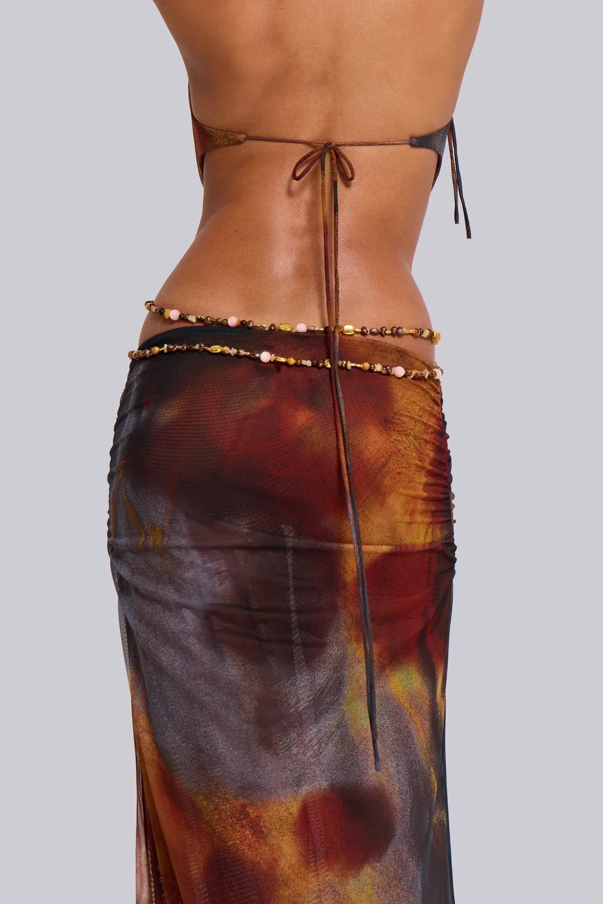 Yanara | Cut-Out Maxi Jurk met Gouden Accenten en Tie-Dye Print