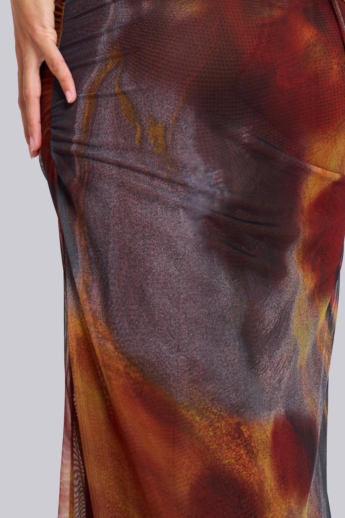 Yanara | Cut-Out Maxi Jurk met Gouden Accenten en Tie-Dye Print