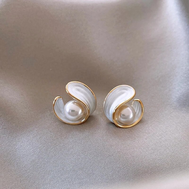 Luxe Oorbellen in Goud Met Witte Opaal en Parel