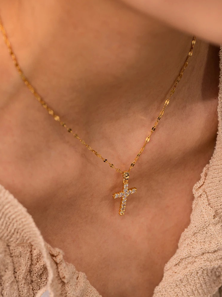 Leontina | Fijn Goudkleurig Collier met Zirkonia Kruishanger
