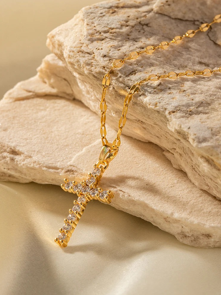 Leontina | Fijn Goudkleurig Collier met Zirkonia Kruishanger
