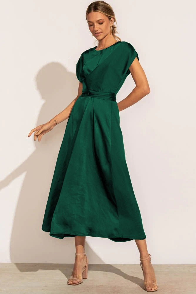 Tracy | Elegante Satijnen Midi-jurk met Vleermuismouw en Taille Accent
