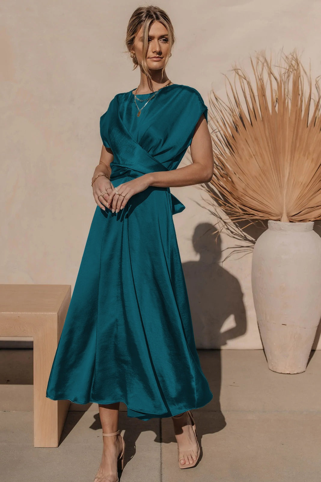 Tracy | Elegante Satijnen Midi-jurk met Vleermuismouw en Taille Accent