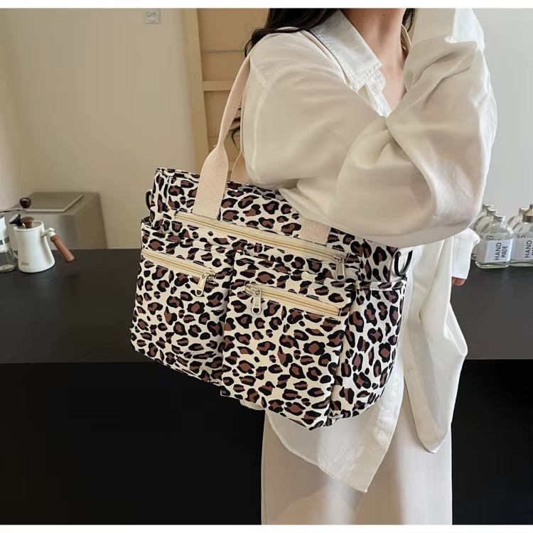 Tessi | Praktische Leopard Schoudertas met Vakken