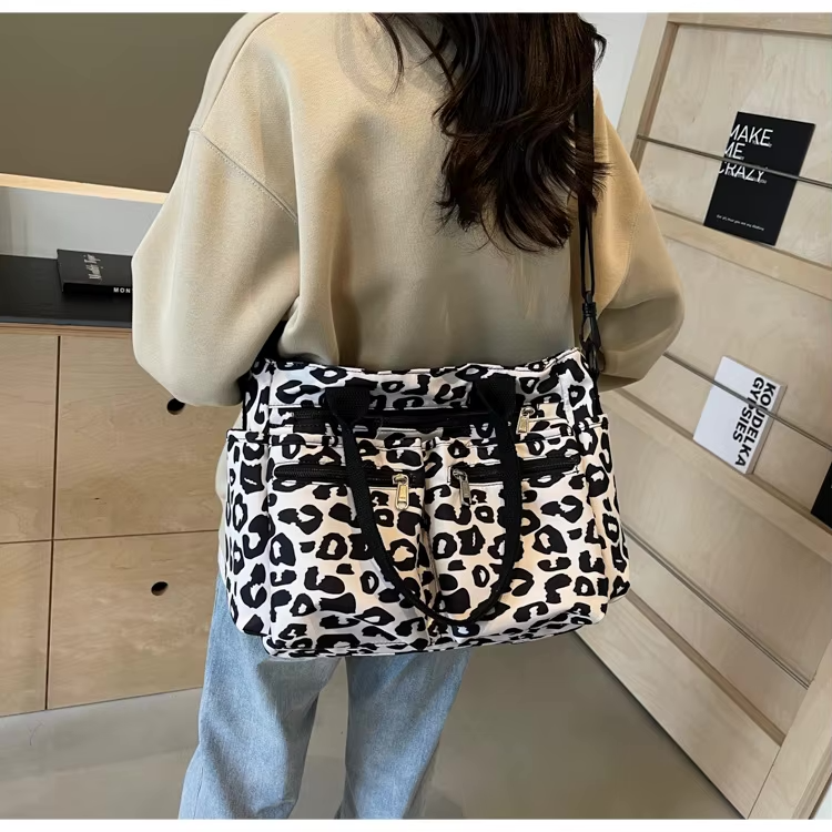 Tessi | Praktische Leopard Schoudertas met Vakken