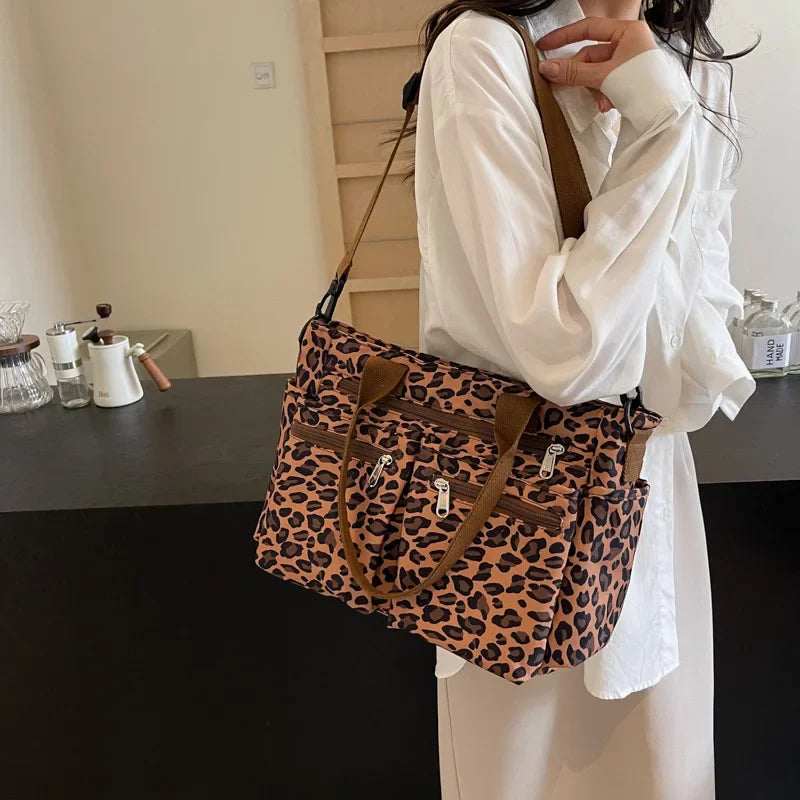 Tessi | Praktische Leopard Schoudertas met Vakken