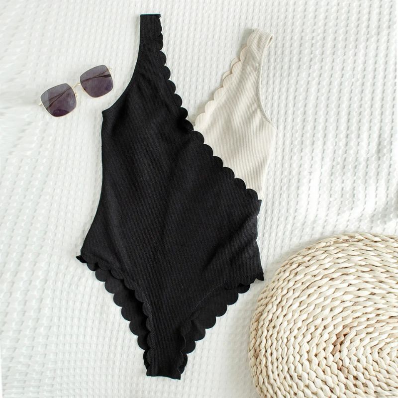 Amari | Scallop One-Shoulder Badpak
