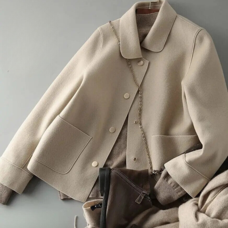 Chique Getailleerde Beige Damesjas met Knopen